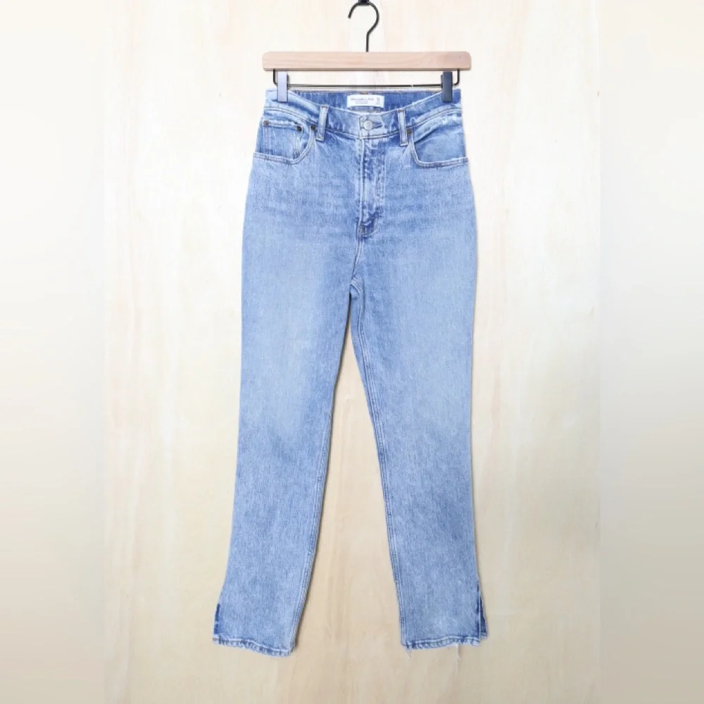 Abercrombie‎ & Fitch Ultra High Rise 90s Straight Jean Size 26 Short Curve Love